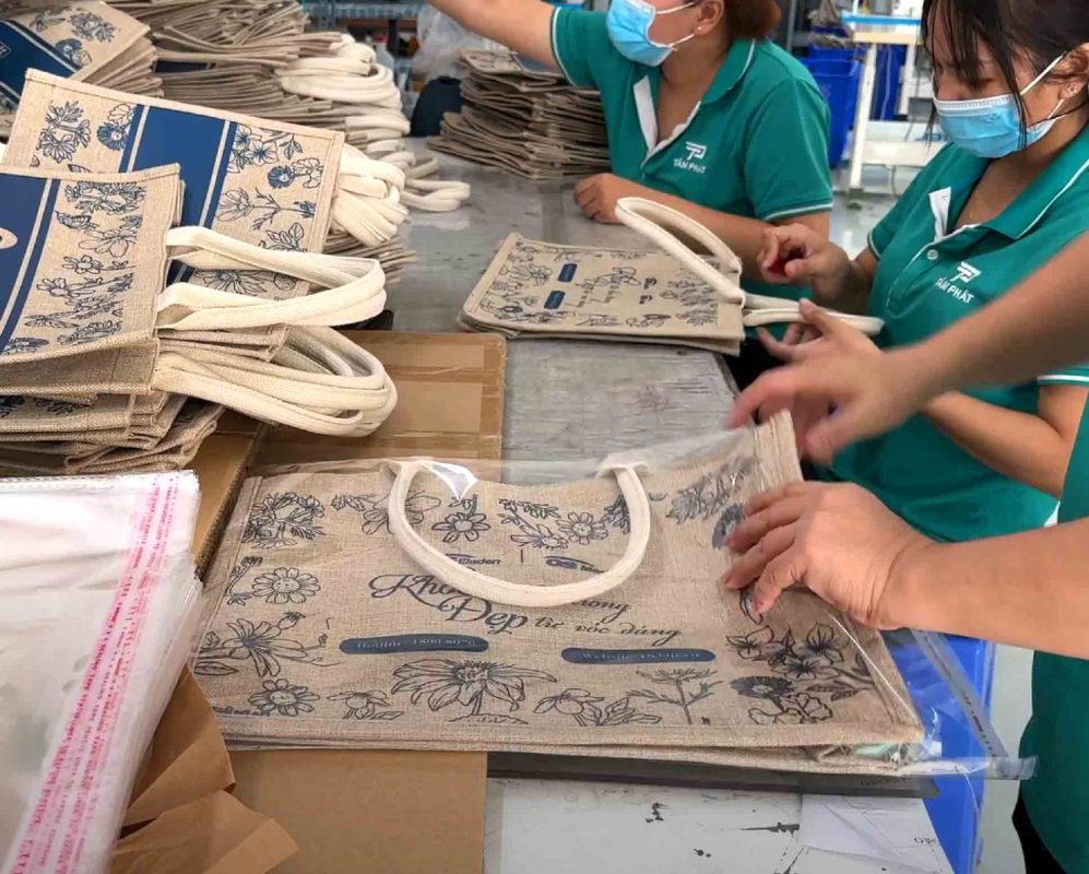 đóng gói kiểm tra túi vải đay quà tặng
