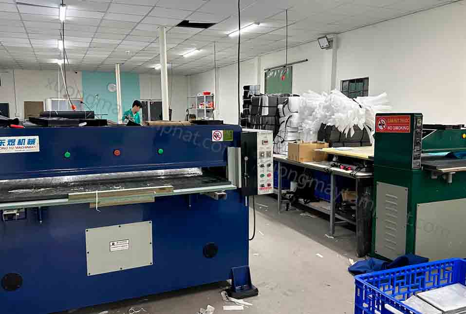 khâu cắt hàng tại xưởng may Tâm Phát